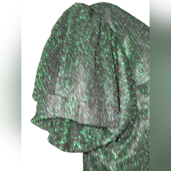 NWOT Elegant Green Metallic Women's Top - Picture 3 of 3